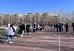 建业女助理教练为队员打气，备战即将到来的比赛的简单介绍
